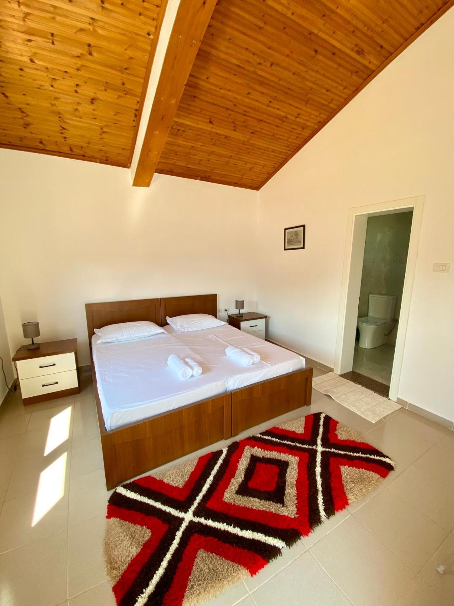 Villa Niku Berat Luaran gambar